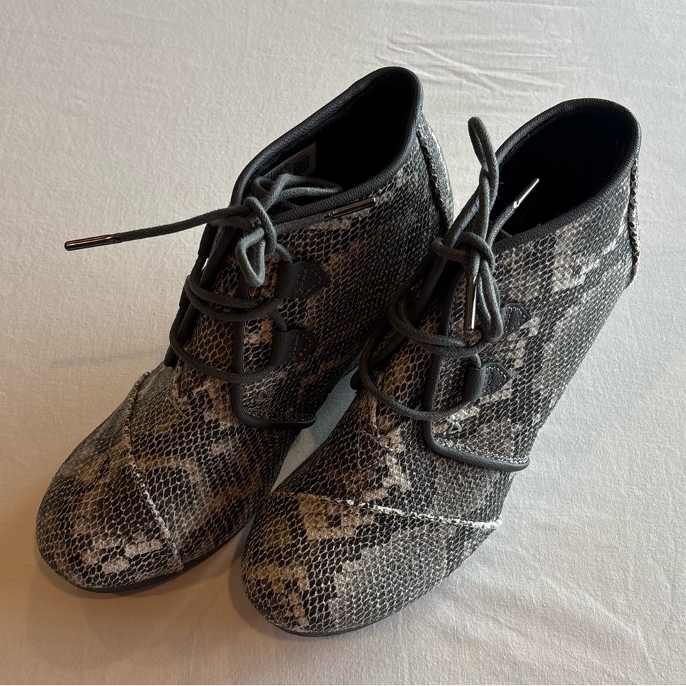 TOMS Women’s Desert Wedge Booties 8 Snakeskin Print‎ Lace Up Ankle Boots Heels